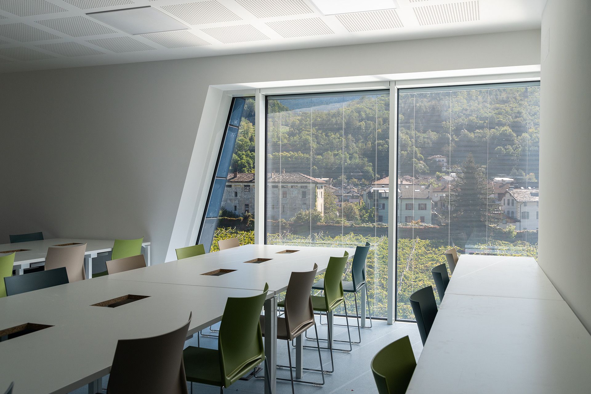 Immagine 6 - Pergine Library